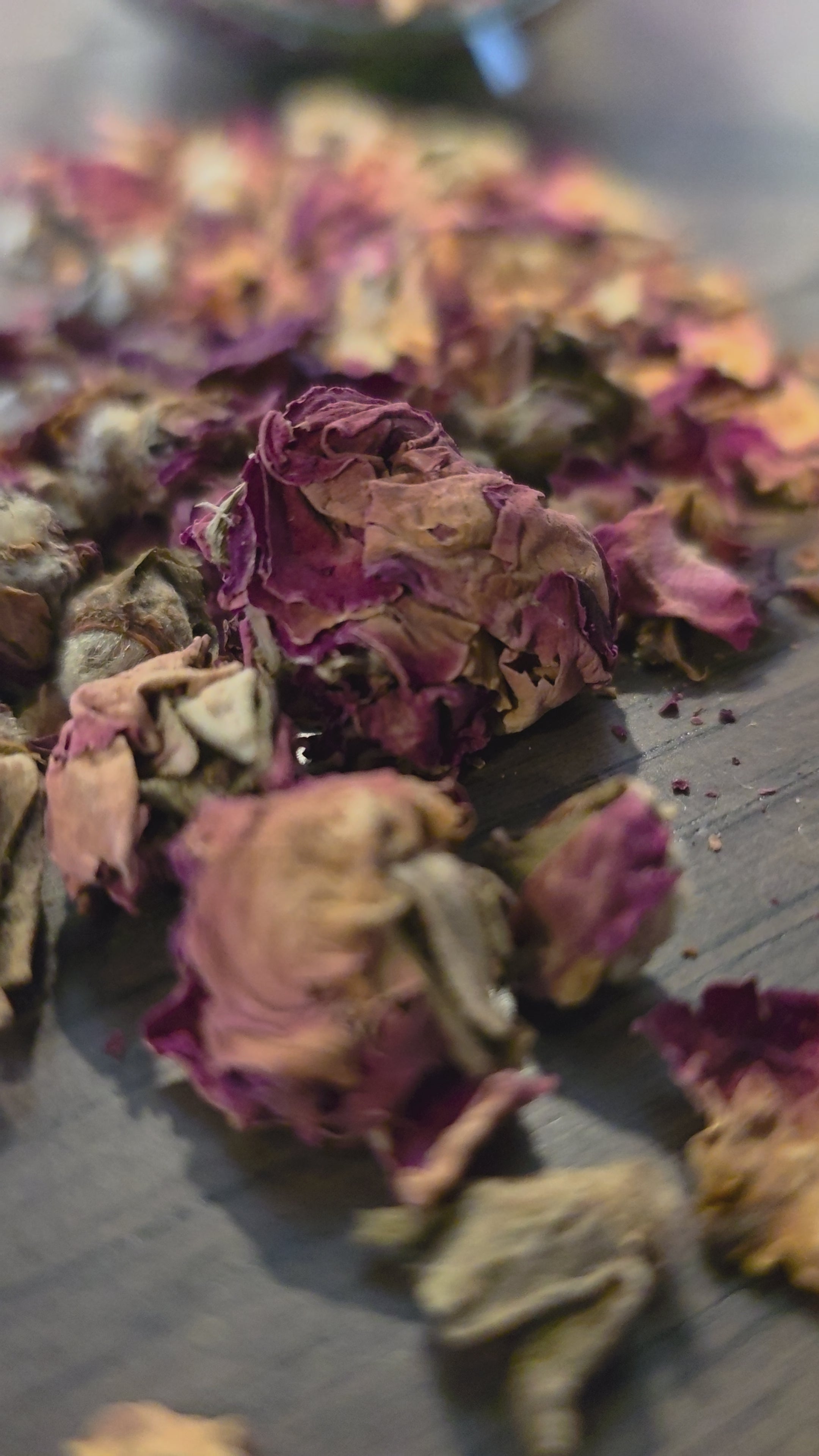 Red Rose Buds & Petals — Organic